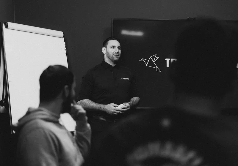 Tommy Bekelaar geeft een intensieve agressietraining